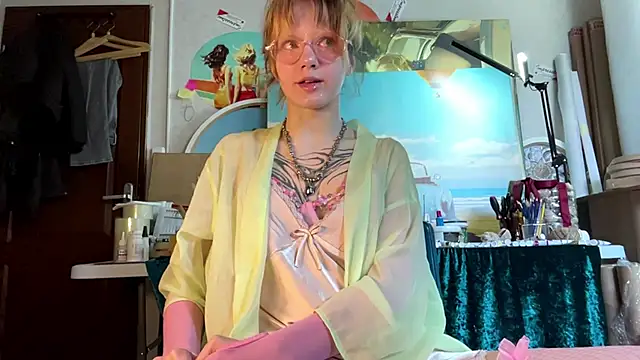 Snapshot of sarawhisperr chatting on April 30, 2026, 12:11 pm sarawhisperr online show from April 30, 2026, 12:11 pm