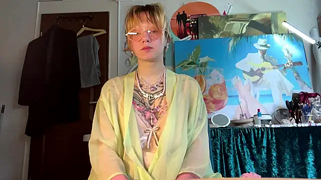 Snapshot of sarawhisperr chatting on May 3, 2026, 12:33 pm sarawhisperr online show from May 3, 2026, 12:33 pm
