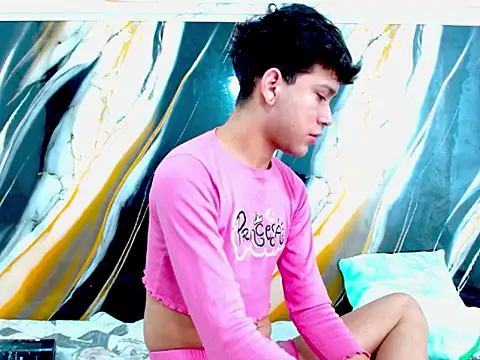 LAYAN FEMBOY online show from May 13, 2026, 5:43 pm