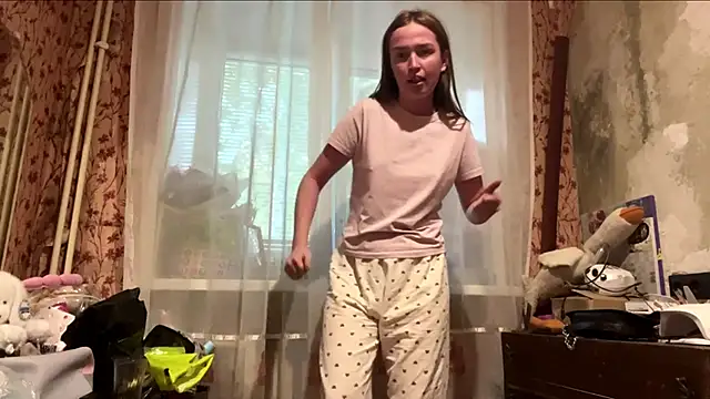 Chloooee online show from May 23, 2026, 4:22 pm