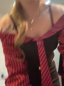 Lina-420 online show from May 5, 2026, 7:44 pm