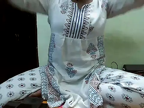 Snapshot of rehana_love chatting on May 5, 2026, 6:32 am rehana love online show from May 5, 2026, 6:32 am
