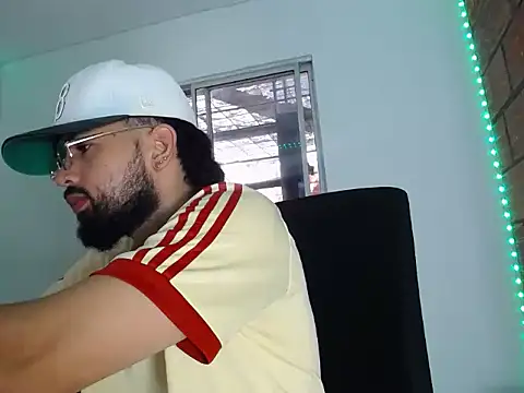 camilorestrepo77 online show from May 26, 2026, 2:24 pm