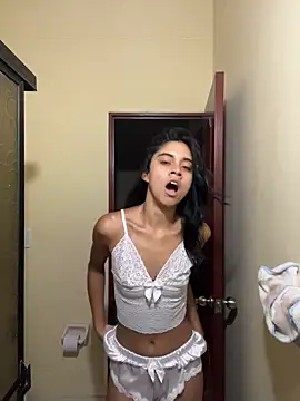 Snapshot of mia_moonna chatting on May 21, 2026, 11:39 am mia moonna online show from May 21, 2026, 11:39 am