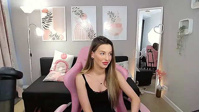 ZarinaGloss online show from May 5, 2026, 12:46 pm