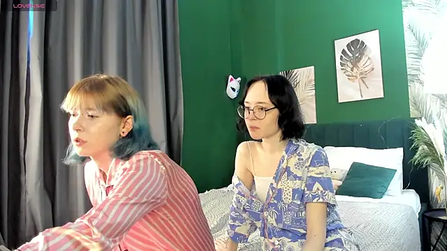 Snapshot of Lilac-Muse chatting on May 18, 2026, 3:24 am Lilac-Muse online show from May 18, 2026, 3:24 am