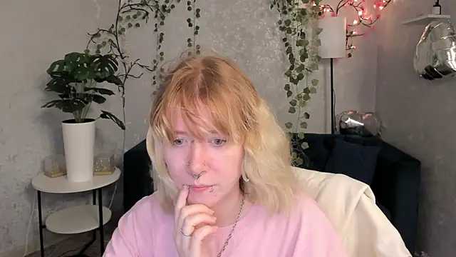Snapshot of Elira_Vane chatting on June 22, 2026, 3:25 am Elira Vane online show from June 22, 2026, 3:25 am