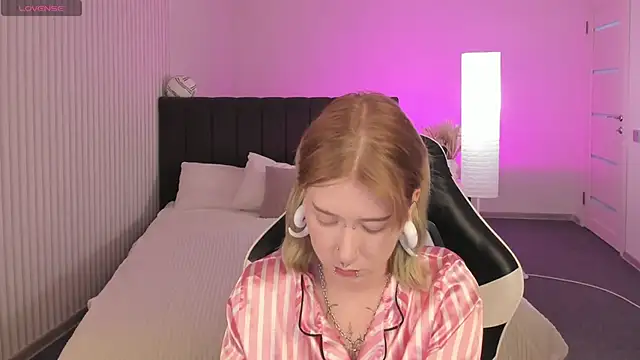 Snapshot of Elira_Vane chatting on June 30, 2026, 2:56 am Elira Vane online show from June 30, 2026, 2:56 am