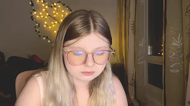Snapshot of YukiBlush chatting on July 17, 2026, 9:19 pm YukiBlush online show from July 17, 2026, 9:19 pm