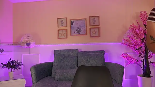 Snapshot of VioletJoness_ chatting on June 2, 2026, 11:34 am VioletJoness online show from June 2, 2026, 11:34 am
