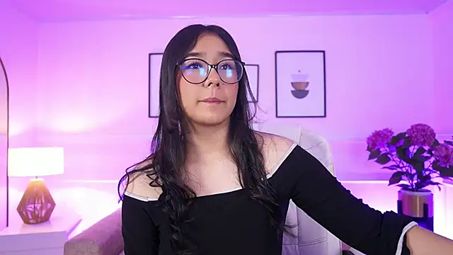 Snapshot of VioletJoness_ chatting on August 6, 2026, 11:34 am VioletJoness online show from August 6, 2026, 11:34 am