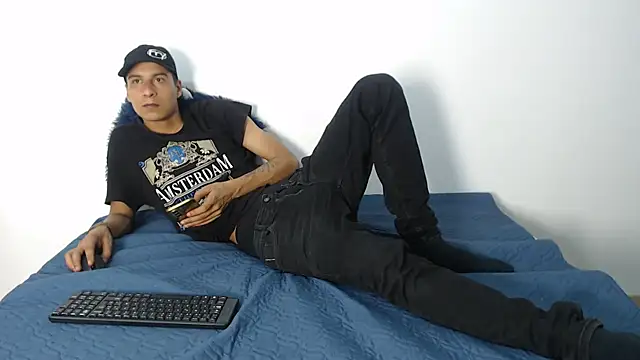 Snapshot of cameronsilverman chatting on April 29, 2026, 8:59 pm cameronsilverman online show from April 29, 2026, 8:59 pm