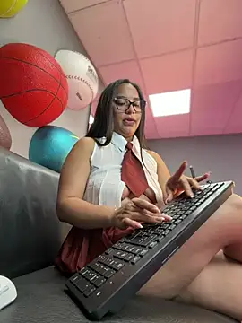 Snapshot of Aluna2_ chatting on June 23, 2026, 12:03 pm Aluna2 online show from June 23, 2026, 12:03 pm