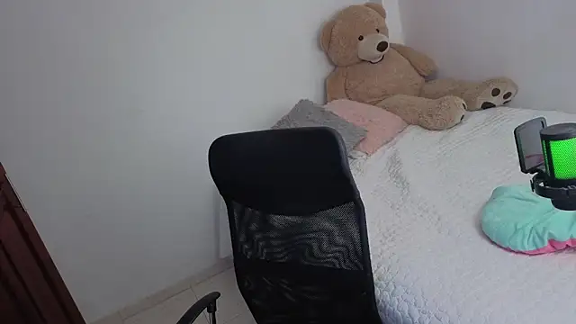 Snapshot of valerihouse_ chatting on June 21, 2026, 2:14 am valerihouse online show from June 21, 2026, 2:14 am