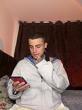 Snapshot of _valentinoooo chatting on July 21, 2026, 4:04 am valentinoooo online show from July 21, 2026, 4:04 am