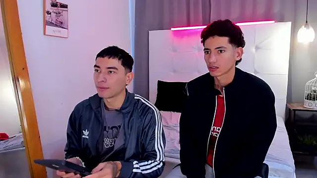 Snapshot of Alejo-and-Thiago chatting on May 7, 2026, 12:32 pm Alejo-and-Thiago online show from May 7, 2026, 12:32 pm