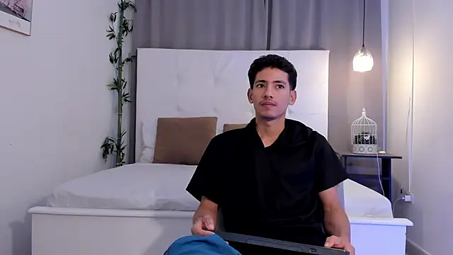 Snapshot of Alejo-and-Thiago chatting on July 18, 2026, 12:20 pm Alejo-and-Thiago online show from July 18, 2026, 12:20 pm