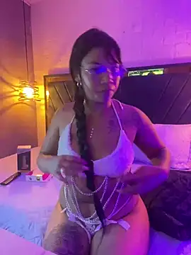 naomifox  online show from May 3, 2026, 2:28 am