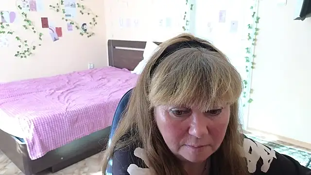 Melania Cook online show from May 18, 2026, 4:18 am
