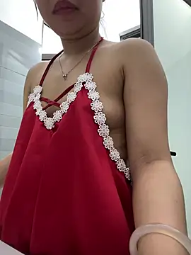 LYNAIA20 online show from May 2, 2026, 2:22 pm