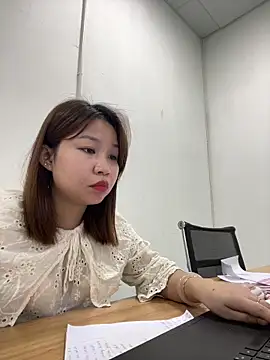 LYNAIA20 online show from May 3, 2026, 8:20 am