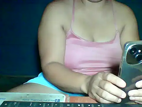 Snapshot of MommyKaye30 chatting on May 17, 2026, 8:05 pm MommyKaye30 online show from May 17, 2026, 8:05 pm