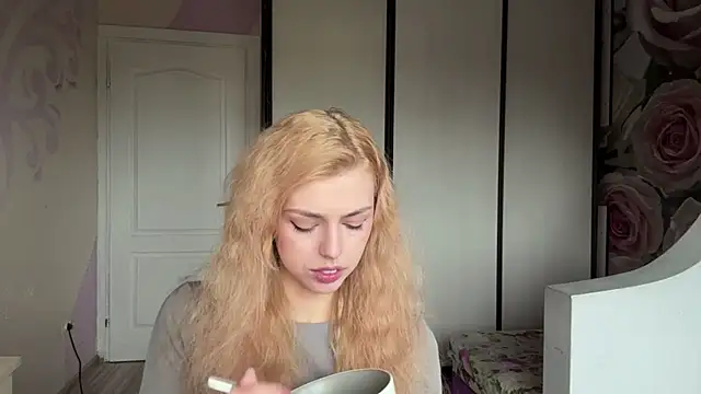 Snapshot of ScarlettRosy chatting on May 18, 2026, 3:46 am ScarlettRosy online show from May 18, 2026, 3:46 am