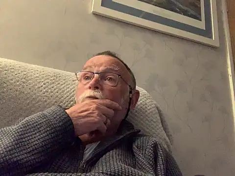 Snapshot of Moonraker64 chatting on May 8, 2026, 8:14 pm Moonraker64 online show from May 8, 2026, 8:14 pm