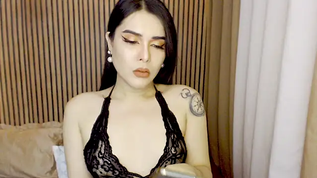 lahlahVienne online show from May 4, 2026, 3:08 pm