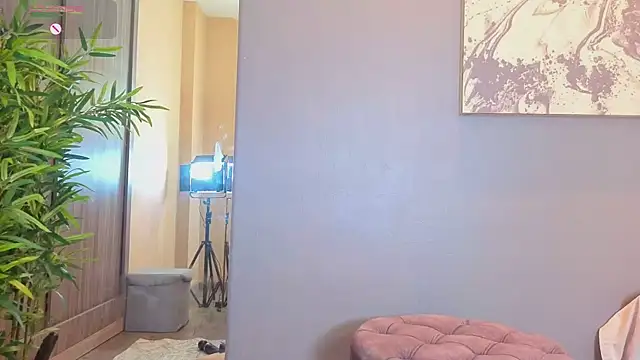 Karlie moore  online show from May 22, 2026, 1:17 pm