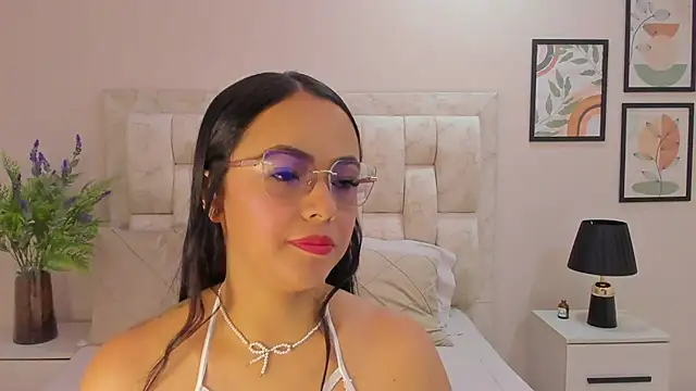 Milaa Santana online show from May 11, 2026, 3:18 pm