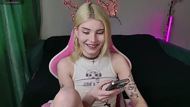 Snapshot of scarletbackwood chatting on May 18, 2026, 11:49 am scarletbackwood online show from May 18, 2026, 11:49 am