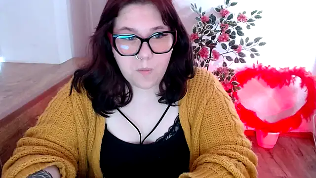Snapshot of KarolinasHot chatting on June 3, 2026, 2:36 am KarolinasHot online show from June 3, 2026, 2:36 am