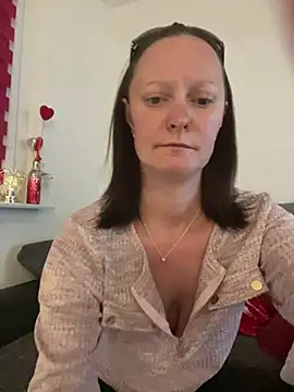 Snapshot of LindaLee90 chatting on May 17, 2026, 10:50 pm LindaLee90 online show from May 17, 2026, 10:50 pm