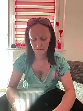 LindaLee90 online show from July 25, 2026, 2:36 pm