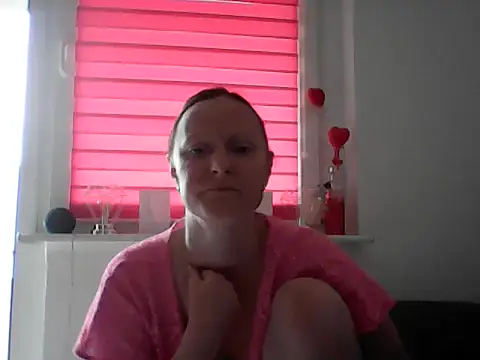 LindaLee90 online show from July 26, 2026, 11:50 am