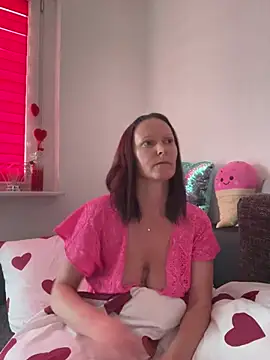 LindaLee90 online show from July 28, 2026, 6:20 pm