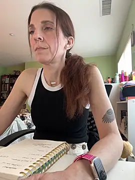 Snapshot of Raevyn chatting on May 19, 2026, 5:52 pm Raevyn online show from May 19, 2026, 5:52 pm