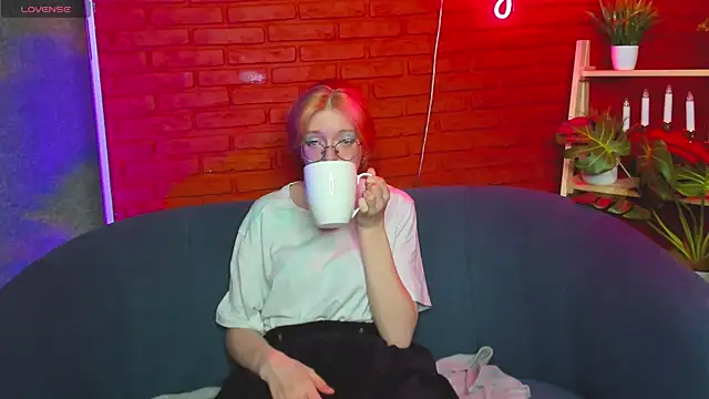 Snapshot of FoxxyyPolly chatting on May 14, 2026, 7:48 am FoxxyyPolly online show from May 14, 2026, 7:48 am