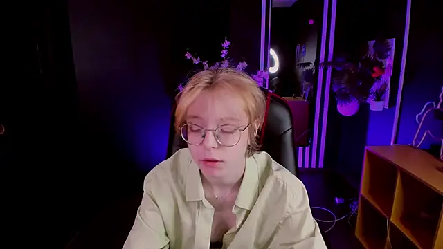 Snapshot of FoxxyyPolly chatting on May 18, 2026, 5:35 am FoxxyyPolly online show from May 18, 2026, 5:35 am