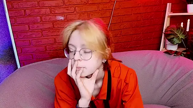Snapshot of FoxxyyPolly chatting on May 21, 2026, 5:25 am FoxxyyPolly online show from May 21, 2026, 5:25 am