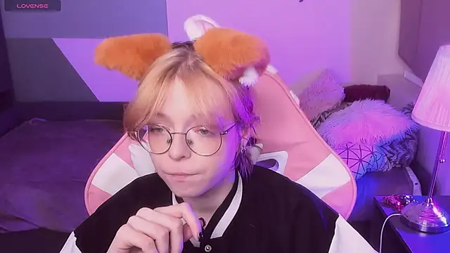 Snapshot of FoxxyyPolly chatting on May 29, 2026, 5:27 am FoxxyyPolly online show from May 29, 2026, 5:27 am