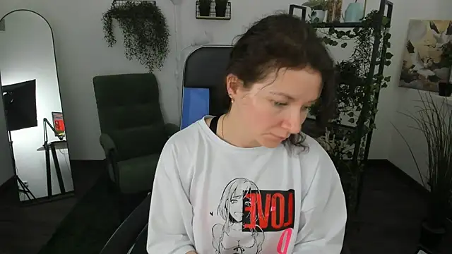Snapshot of AureliaGleam chatting on May 19, 2026, 7:15 am AureliaGleam online show from May 19, 2026, 7:15 am
