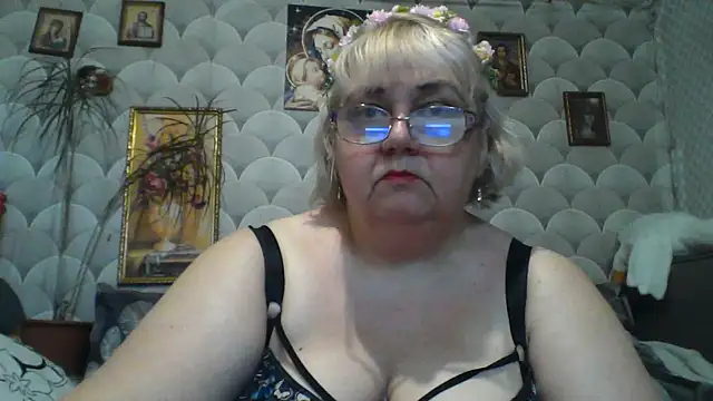 MarinaFarina53 online show from May 24, 2026, 7:13 am