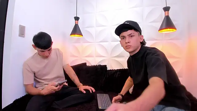 Snapshot of Matiuss_and_Tonnycam chatting on May 8, 2026, 8:25 pm Matiuss and Tonnycam online show from May 8, 2026, 8:25 pm