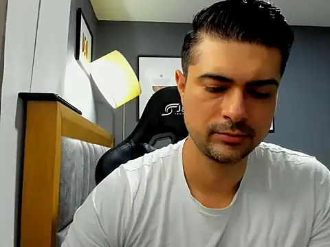 Snapshot of ZEI-001 chatting on May 19, 2026, 2:18 am ZEI-001 online show from May 19, 2026, 2:18 am