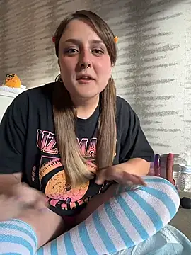 Snapshot of Hazel_Haze chatting on July 17, 2026, 11:42 pm Hazel Haze online show from July 17, 2026, 11:42 pm