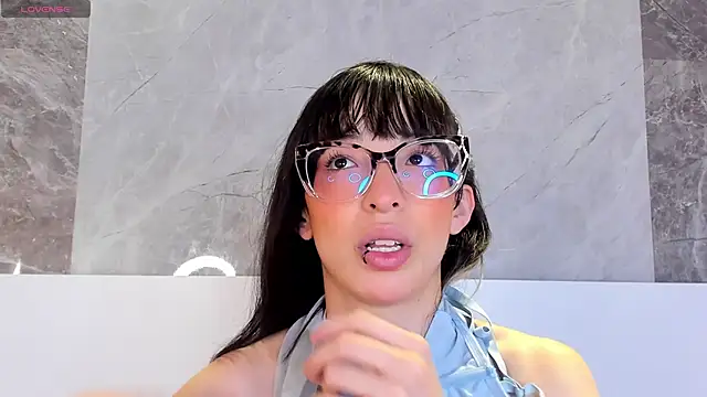 Snapshot of EmiliaBell_ chatting on May 19, 2026, 1:28 pm EmiliaBell online show from May 19, 2026, 1:28 pm