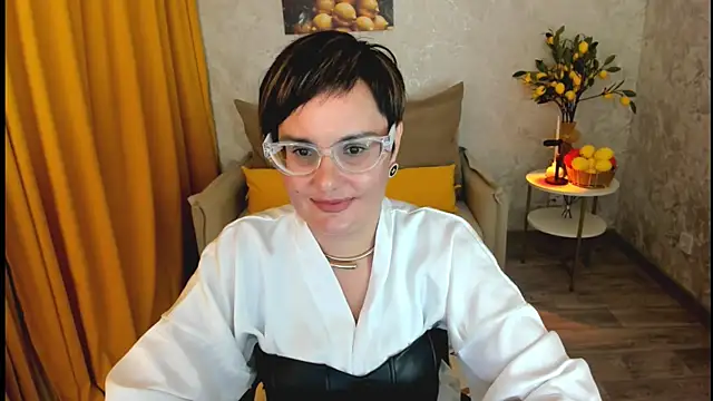 Snapshot of MayaNoire chatting on June 6, 2026, 8:24 pm MayaNoire online show from June 6, 2026, 8:24 pm