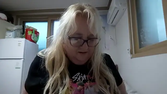 Snapshot of Monalissa729 chatting on May 17, 2026, 10:22 am Monalissa729 online show from May 17, 2026, 10:22 am